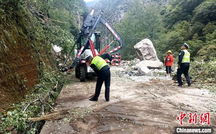 交警和救援力量正在疏通受損道路?！「首沃莨簿止﹫D