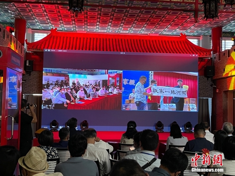 圖為北京會場，畫面中臺灣同胞在展示書法作品。 <a target='_blank' href='/'>中新社</a>記者 朱賀 攝