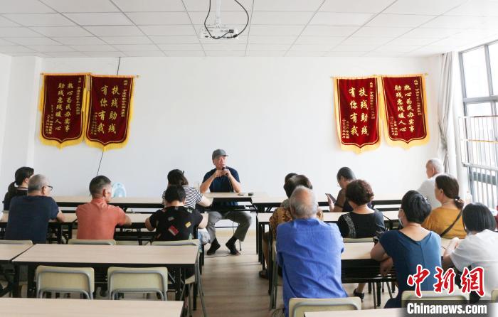 “陽(yáng)光家園”成員聽(tīng)講座現(xiàn)場(chǎng)?！⒂?攝