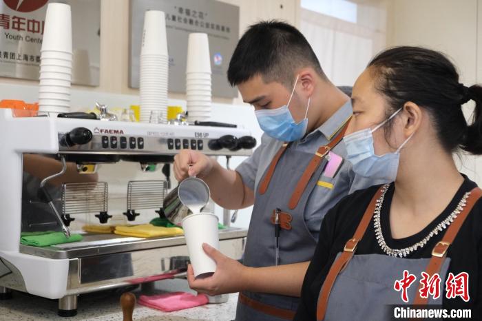 作為“多？幸福咖啡館”的咖啡師，吳佳辰與4名同樣患有自閉癥的員工正式開(kāi)啟朝十晚七的職業(yè)生涯 查晨琛 攝