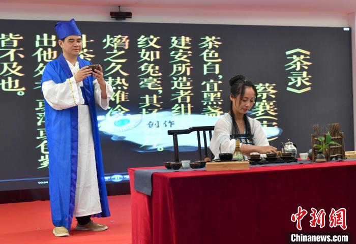 臺(tái)胞茶藝師在兩岸社區(qū)交流中心演繹古風(fēng)茶韻。　呂明 攝