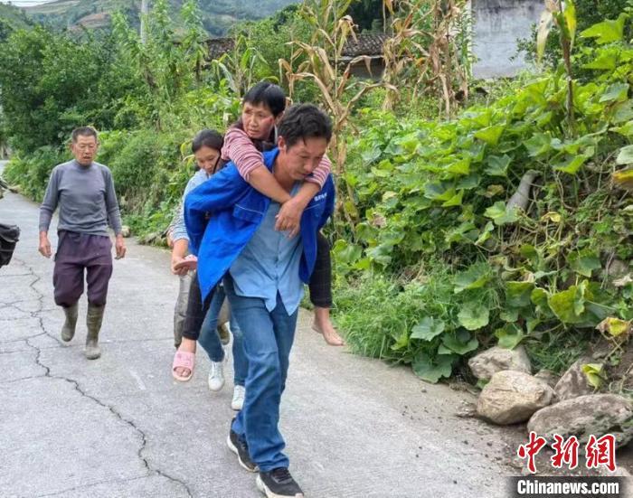 震后，轉(zhuǎn)移受災(zāi)群眾?！≈煸?攝