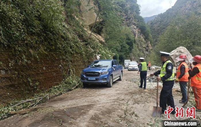 甘孜州公安交警等救援力量正在搶通地震中受損的道路，疏散車輛?！「首沃莨簿止﹫D