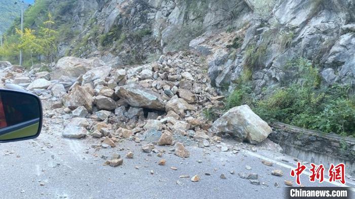 前往震區(qū)的道路沿途有垮塌和落石。　四川森林消防供圖