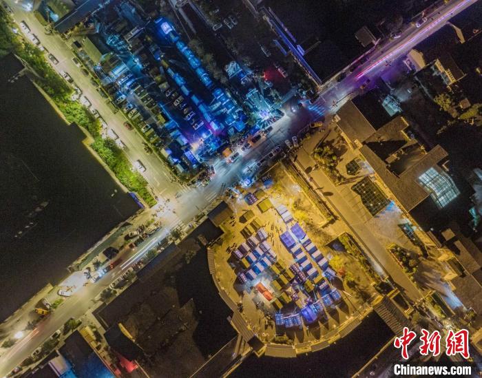 瀘定縣磨西古鎮(zhèn)震后的第一夜。　王鴻飛 攝