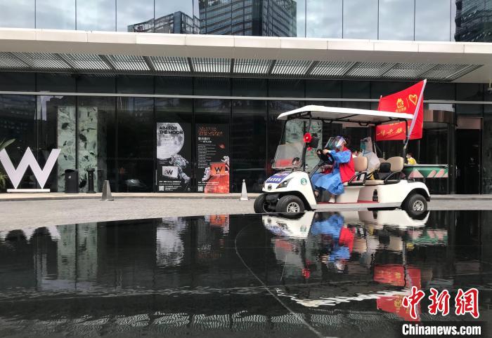 “招手即停，掃碼即做”成都街頭推出“流動(dòng)核酸采樣車”