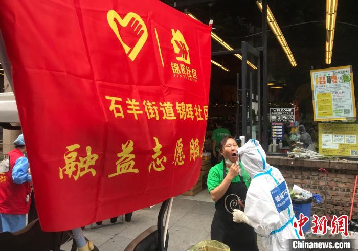 成都街頭，流動(dòng)核酸采樣車正在進(jìn)行核酸采樣?！⊥趵?攝