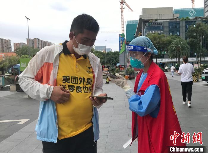 流動(dòng)核酸采樣車正在為外賣騎手核酸采樣?！⊥趵?攝