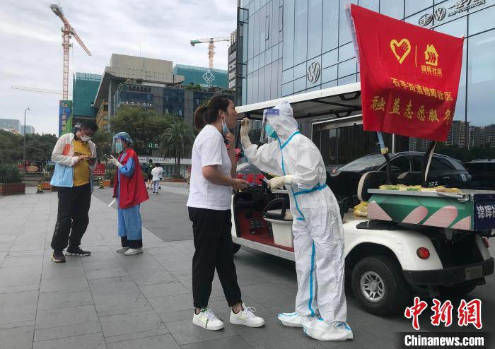 流動(dòng)核酸采樣車正在進(jìn)行核酸采樣，掃碼、采樣同步進(jìn)行，用時(shí)不到1分鐘?！⊥趵?攝