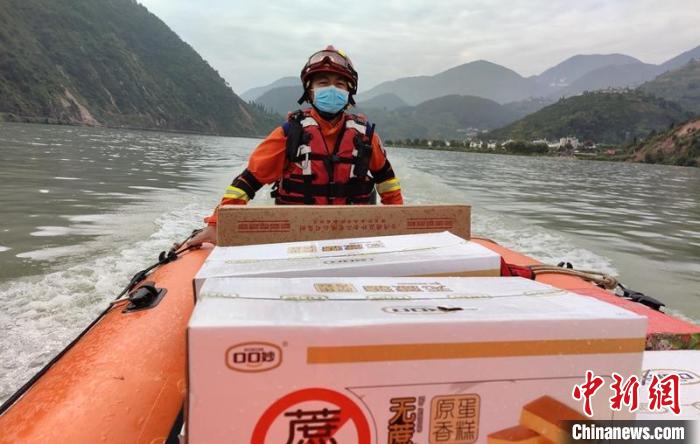 森林消防員正在運(yùn)送食品前往道路中斷的受災(zāi)區(qū)域。　四川森林消防供圖