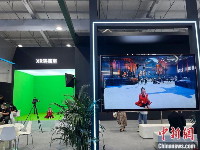 表演者在XR演播室中做體驗展示。 中新網(wǎng)記者 左宇坤 攝
