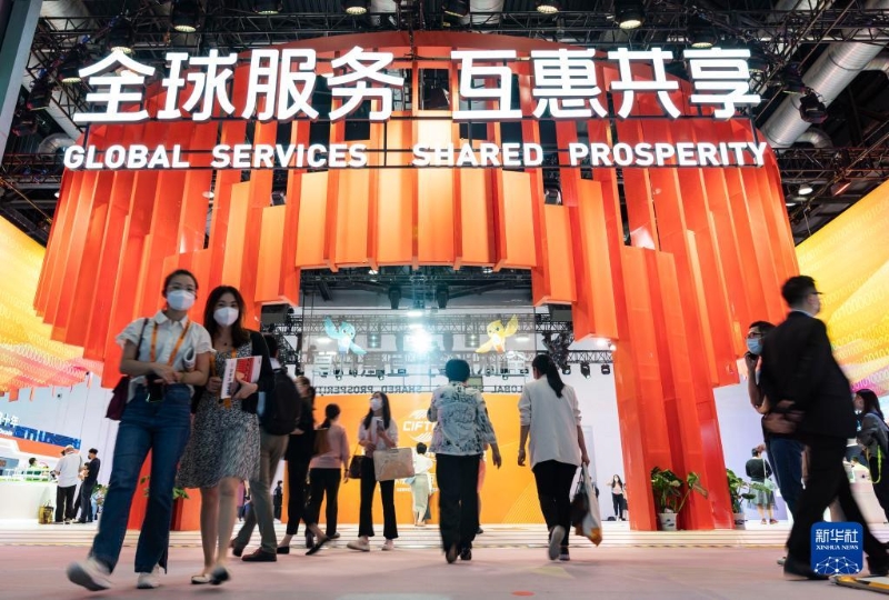 9月1日，觀眾在國家會議中心參觀中國服務(wù)貿(mào)易成就展專區(qū)。新華社記者 才揚 攝