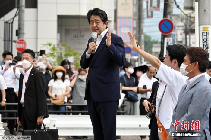 當(dāng)?shù)貢r(shí)間7月8日，日本前首相安倍在奈良市進(jìn)行演講時(shí)遭到槍擊。日媒稱，嫌疑人已被警方控制。圖為日本前首相安倍晉三在遭遇槍擊前，正在進(jìn)行街頭演講。圖片來源：視覺中國