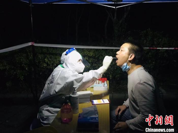 圖為貴陽民眾進(jìn)行核酸檢測?！垈?攝