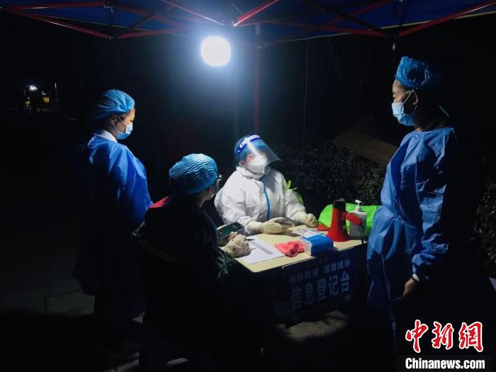 圖為貴陽市龍興社區(qū)的工作人員與志愿者商討工作?！垈?攝