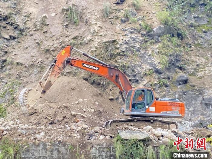中國安能搶險人員全力搶通震區(qū)受損道路?！≈袊材?