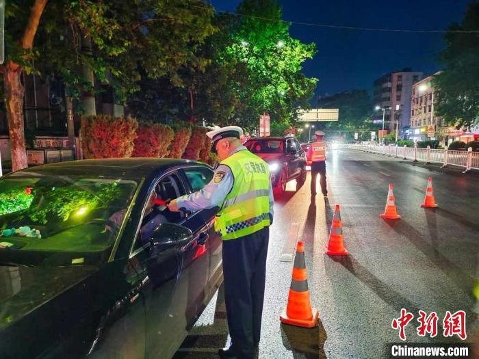 資料圖：交警設卡查酒駕?！“不帐」矎d交警總隊供圖