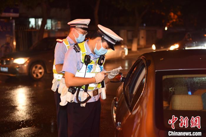 資料圖：天津民警正在對車輛進行檢查。天津市公安局供圖