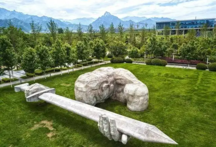 圖為西北工業(yè)大學(xué)著名的“為國鑄劍，隱姓埋名”雕塑