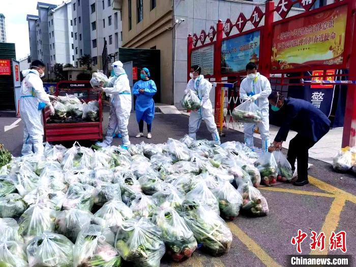 圖為志愿者分揀物資?！∥鲗幨型êＢ方值拦﹫D