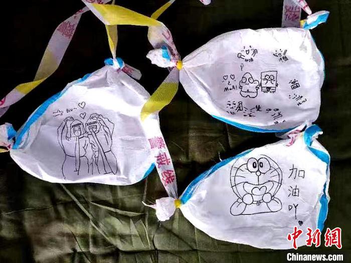 圖為志愿者創(chuàng)作的“最萌戰(zhàn)包”?！∥鲗幨型êＢ方值拦﹫D
