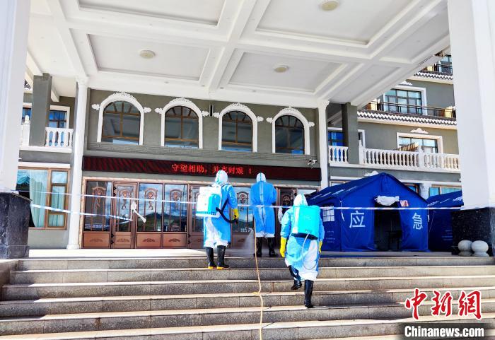 圖為現(xiàn)場(chǎng)消殺作業(yè)?！∏嗪Ｊ〉胤讲☆A(yù)防控制所 供圖