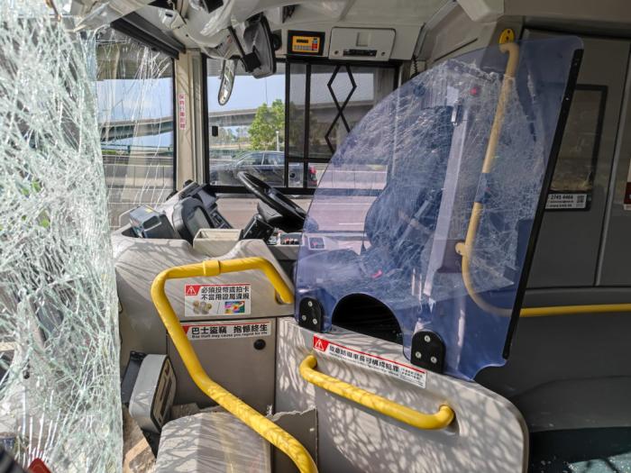 巴士車廂損毀，車頭擋風(fēng)玻璃破裂。圖片來源：香港星島網(wǎng) 梁國峰攝