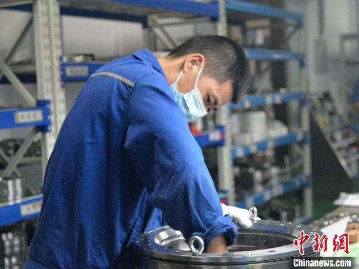 中密控股員工在一線生產(chǎn)。　中密控股 供圖
