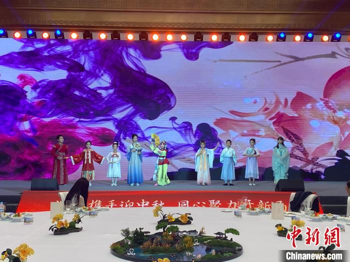 圖為港澳臺(tái)僑人士子女表演漢服秀。　呂妍 攝