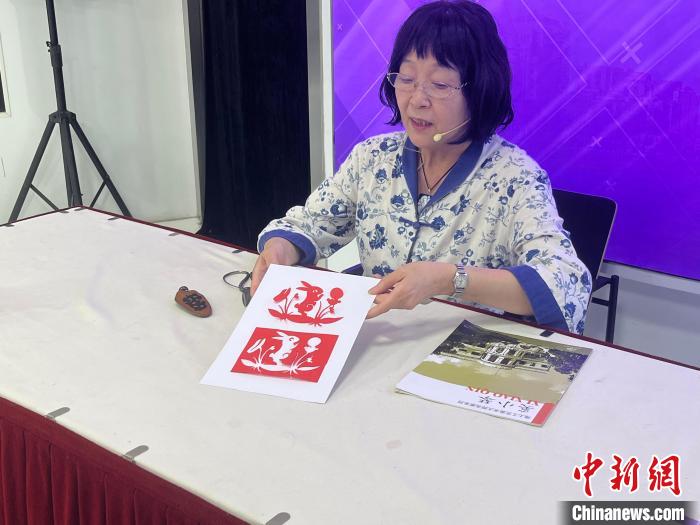 國(guó)家級(jí)非遺傳承人奚小琴剪出陰陽(yáng)剪紙“玉兔拜月” 繆璐 攝