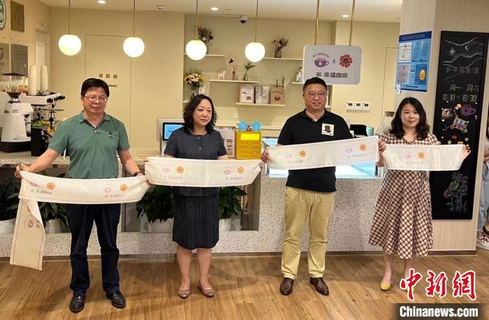 慈善需要商業(yè)化、市場(chǎng)化，光靠社會(huì)“愛(ài)心”難以解決自閉癥患者自我造血的根本問(wèn)題?！§o安區(qū)新聞辦供圖