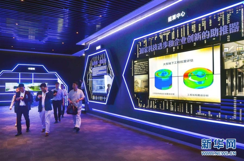 這是上海市靜安區(qū)市北高新企業(yè)AI體驗館(2019年7月23日攝)。該體驗館匯集了交通、醫(yī)療、政務(wù)、旅游、安防、智慧城市等各行業(yè)領(lǐng)域的十余家大數(shù)據(jù)代表性企業(yè)以及數(shù)十項大數(shù)據(jù)在AI領(lǐng)域的前沿應(yīng)用。 新華社發(fā)(王翔 攝)
