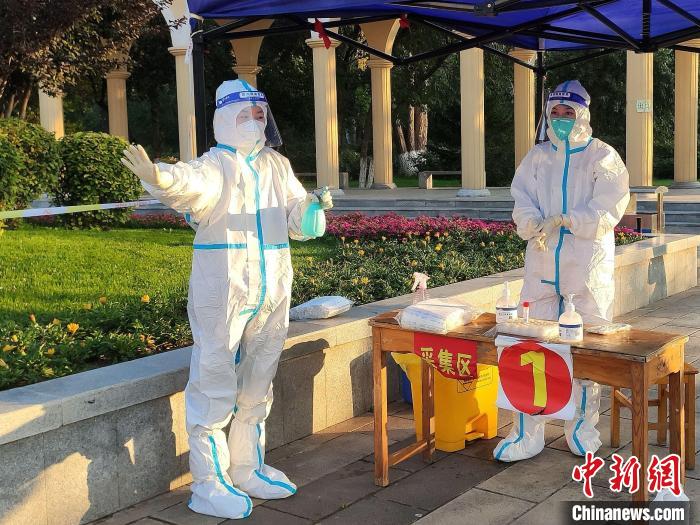 圖為女兒張會麗在核酸檢測點消殺。　虎臺街道辦供圖