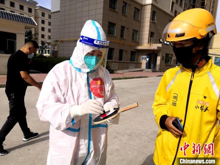 圖為母親袁素明在核酸檢測點登記?！』⑴_街道辦供圖