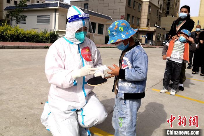 圖為母親袁素明在核酸檢測點登記?！』⑴_街道辦供圖