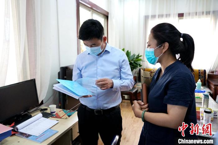 圖為疫情下昌都稅務(wù)人忙碌辦公?！〔际卸悇?wù)局供圖