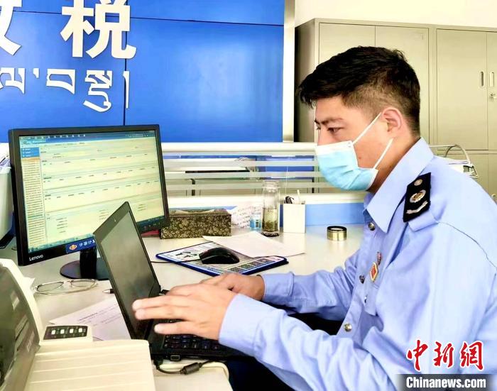 圖為疫情下昌都稅務(wù)部門(mén)推出多項(xiàng)線(xiàn)上服務(wù)，工作人員堅(jiān)守崗位?！〔际卸悇?wù)局供圖