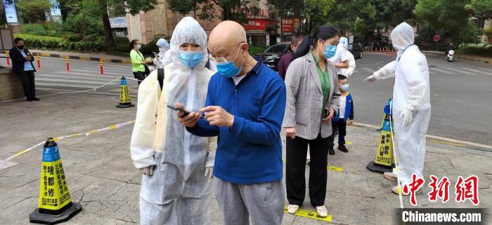 向鳳群在山水黔城社區(qū)參加志愿服務(wù)，幫助老人完成核酸程序注冊?！?伍春華供圖