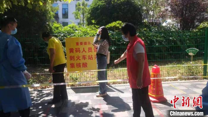 開陽的何克仙在社區(qū)幫助維護秩序?！∥榇喝A供圖