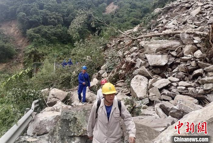 電力搶險(xiǎn)人員徒步通過垮塌路段?！∷拇娏﹫D