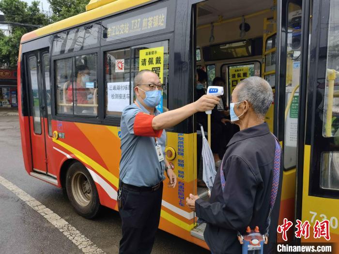成都街頭現(xiàn)“核酸檢測(cè)流動(dòng)服務(wù)公交車(chē)”?！〕啥际泄患瘓F(tuán)供圖