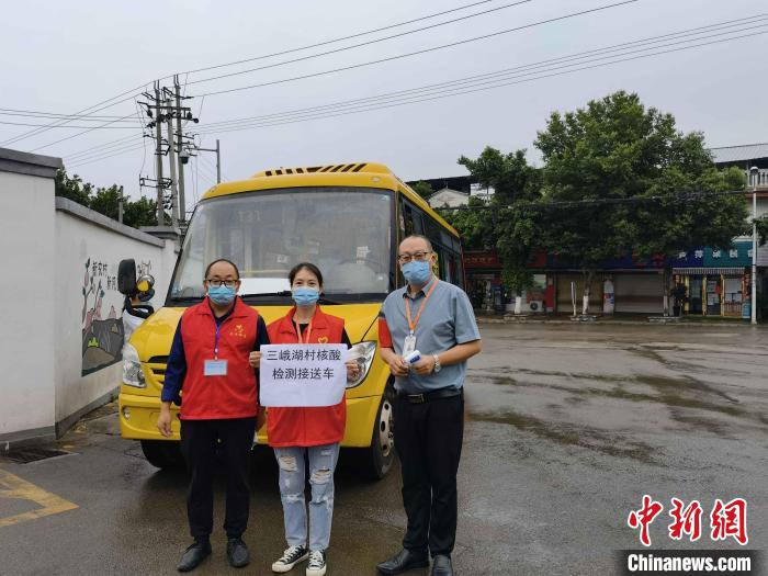 成都街頭現(xiàn)“核酸檢測(cè)流動(dòng)服務(wù)公交車(chē)”?！〕啥际泄患瘓F(tuán)供圖