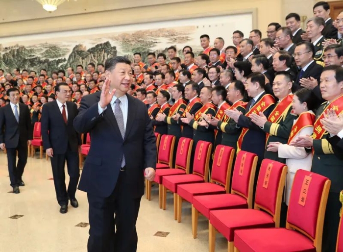 2020年10月20日，黨和國家領(lǐng)導(dǎo)人習(xí)近平、李克強(qiáng)、王滬寧等在北京會見全國雙擁模范城(縣)命名暨雙擁模范單位和個人表彰大會代表。新華社記者 黃敬文 攝