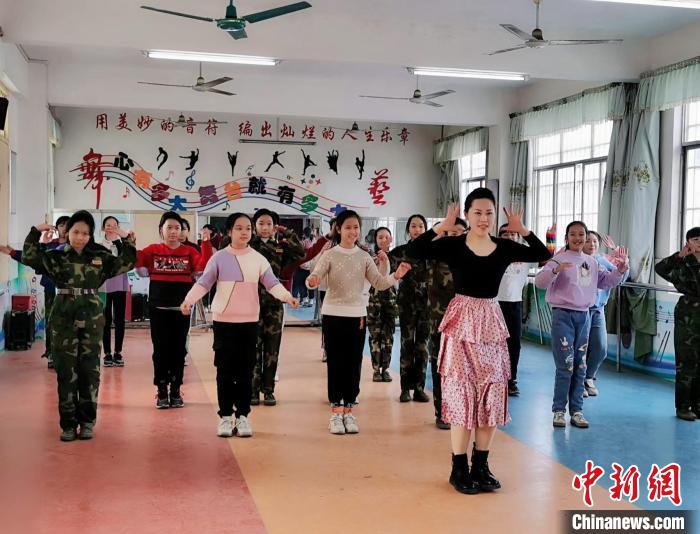 廣西南寧支教老師組建舞蹈團圓鄉(xiāng)村孩子藝術(shù)夢想