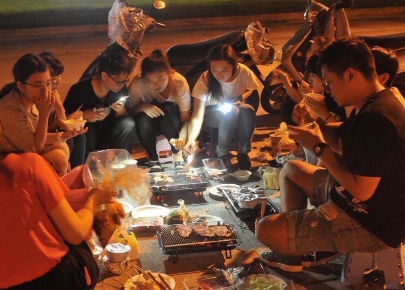 　　資料圖：臺北市青年在中秋節(jié)烤肉。圖片來源：臺灣“中時新聞網(wǎng)”