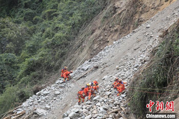 李柔拍攝的地震救援畫(huà)面?！∈茉L者供圖