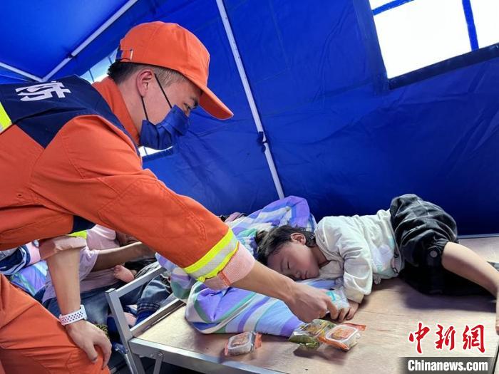 消防員將月餅悄悄放在孩子們的床前?！埼?攝