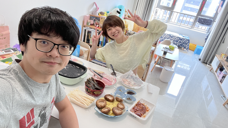 9月10日，臺(tái)青方承暄與男友在北京的新家烤肉過(guò)中秋。受訪者供圖。