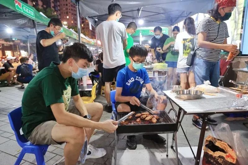 9月10日中秋節(jié)，臺(tái)灣臺(tái)北市民在大葉高島屋廣場(chǎng)烤肉。圖片來(lái)源：臺(tái)灣聯(lián)合新聞網(wǎng)