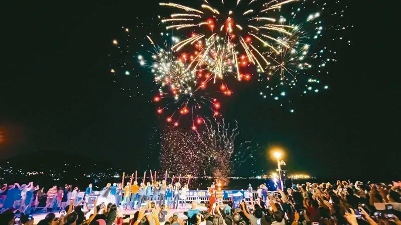 9月9日，新北市淡水漁人碼頭以煙火秀迎中秋。圖片來(lái)源：臺(tái)灣聯(lián)合新聞網(wǎng)